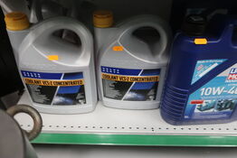 Hylde med div. Olie, kølemiddel LIQUI MOLY, VOLVO PENTA