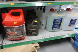 Hylde med div. Olie, benzin m.m.