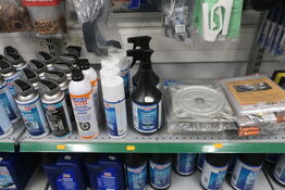 Hylde med div. Plejemidler LIQUI MOLY m.fl.