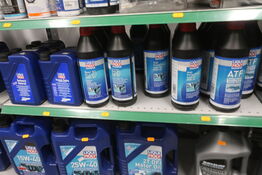 Hylde med div. Plejemidler, olie LIQUI MOLY m.fl.