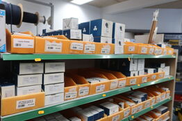 2 stk. hylder med div. varelager