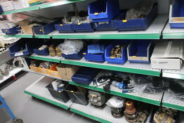 4 stk. hylder med div. varelager