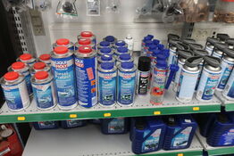 Hylde med div. Plejemidler LIQUI MOLY m.fl.