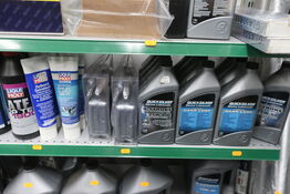 Hylde med div. Plejemidler QUICKSILVER m.fl.