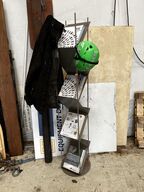 Brochureholder med indhold