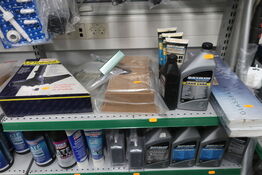 2 stk. hylder med div. Varelager