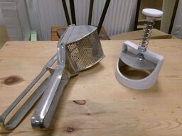 1 stk. kartoffelmoser, 1 stk. bøfformer