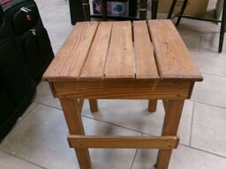 1 stk. skammel/pidestal, gammel