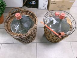 2 stk. vinballon m/div. Tilbehør