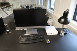 Computerskærm HP E27m, tastatur, mus