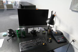 Computerskærm HP E273m, tastatur, mus, lommeregner