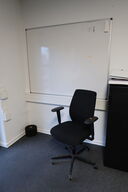 Kontorstol samt whiteboard