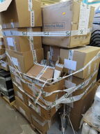 Palle med blandede frisørprodukter og ting fra salon