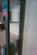 Stor vægreol med indhold