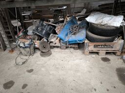 3 stk. paller med dæk, presenninger, div. Varelager m.m.