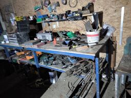 Arbejdsbord med div. Værktøj, bænksliber m.m.