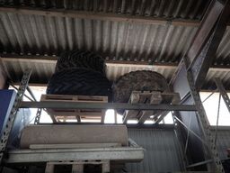 2 stk. paller med 3 stk. traktordæk