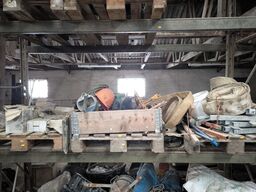 3 stk. paller med slanger, murstensklipper, div. Fliser m.m.