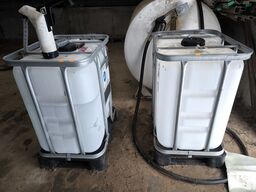 2 stk. plastiktanke med AD-Blue samt pumpe