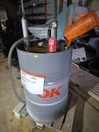 Tønde med hydraulikolie OK med pumpe