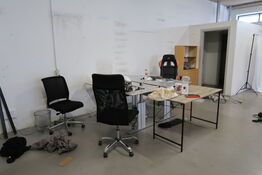 2 stk. el. hæve/sænke skriveborde, 4 stk. kontorstole, 