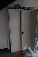 Stålskab med kontorartikler