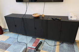 3 stk. skabe med indhold