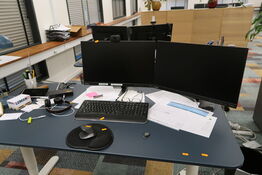 2 stk. computerskærme LENOVO T23i-10, tastatur, mus, dockingstation, headset, webcam