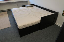 Dobbeltseng, plakat, gulvtæppe, bord m.m.