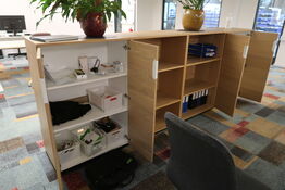 4 stk. skabe/reoler med indhold (planter medfølger ikke)