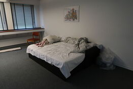 Dobbeltseng, plakat, stol m.m.