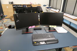 2 stk. computerskærme LENOVO T24i-20, tastatur, rollermus, dockingstation, headset