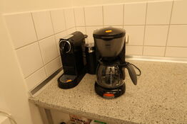 2 stk. kaffemaskiner NESPRESSO, BRAUN, kaffekværn, mikrobølgeovn m.m.