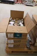 40 stk Gulvbeslag for radiatorer.