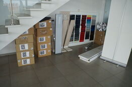 Diverse hjulkapsler, udstillingsmateriale, m.v.