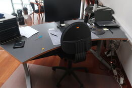 El. hæve/sænke skrivebord med indhold samt kontorstol