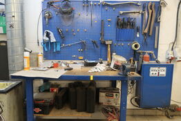 Værkstedsbord med indhold samt tavle med indhold