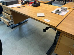 Manuelt hæve sænkebord i træ med stål ramme