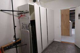 Garderobeskab med indhold (lamper medfølger ikke)