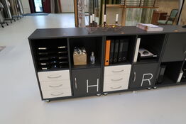 2 stk. reoler/skabe med indhold