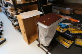 Skraldespand, kasse, whiteboard, bordstel