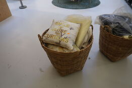 Kurv med div. Puder samt presenninger