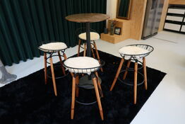 4 stk. barstole med barbord