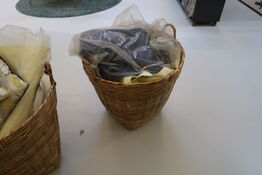 Kurv med div. Puder samt presenninger