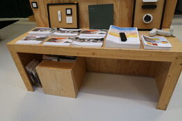 Bord samt skammel uden indhold