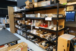 2 fag lagerreoler uden indhold (kan først afhentes efter kl 14)