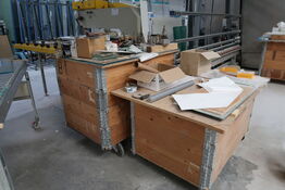 2 stk. paller med palleramer samt div. Værktøj og varelager