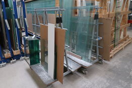 2 stk. opbevaringsvogne med div. Glas