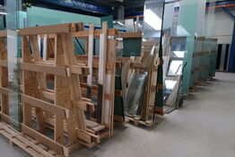 Div. Opbevaringsstativer i træ med div. Glas