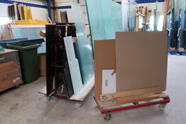 2 stk. opbevaringsvogne med div. Glas